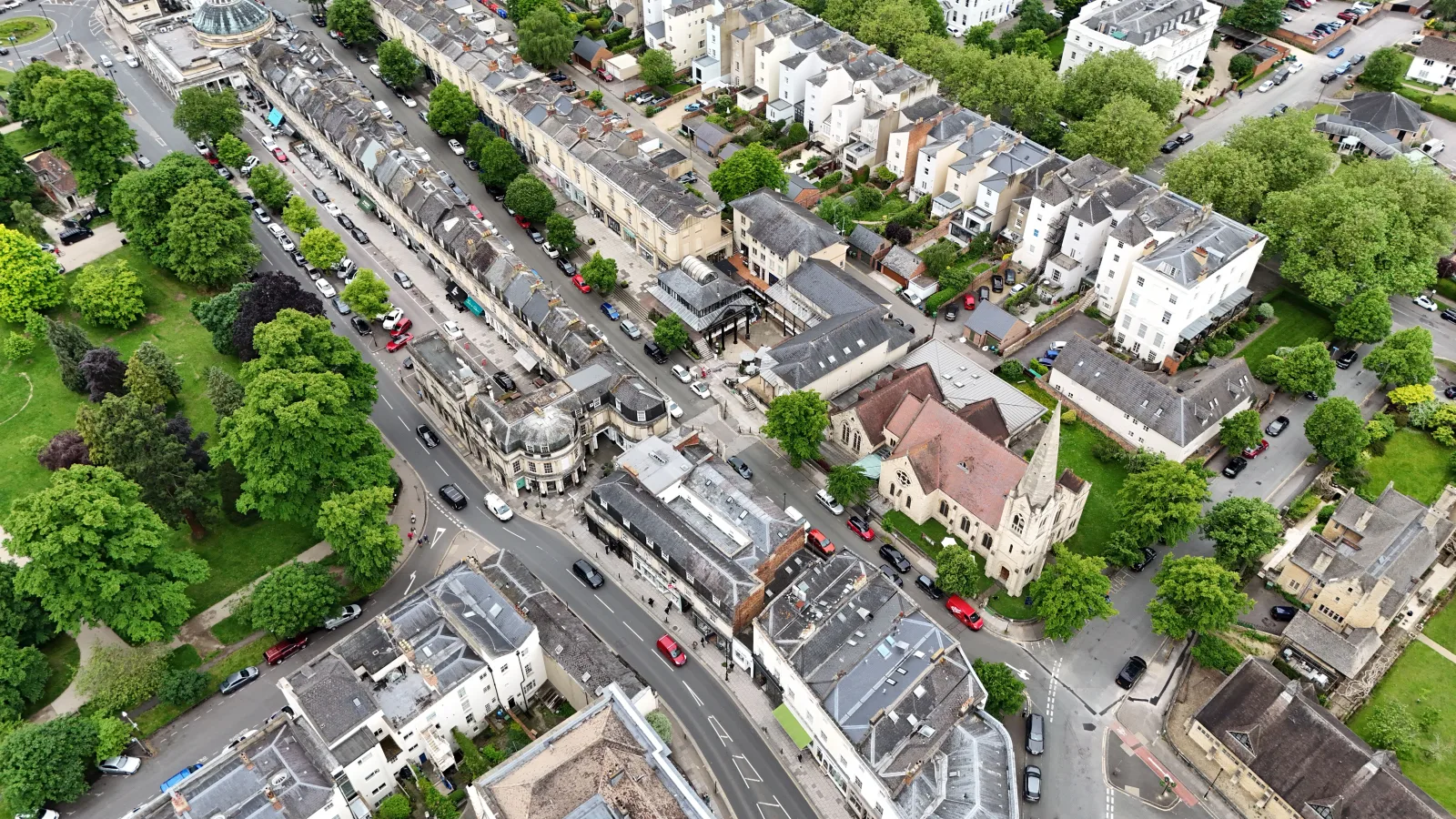 Mairie et place de village sous un ciel d'orage